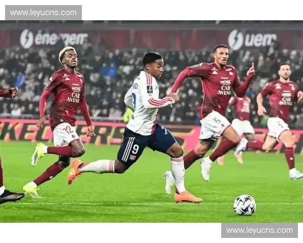 里昂2-0击败尼斯豪取13连胜，托利索与纳尔特进球巩固前三位置