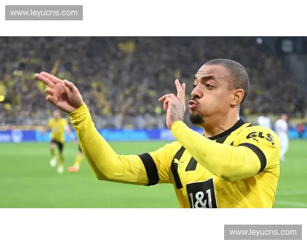 马伦点球破门后指向天空：纪念逝去亲人的特殊庆祝